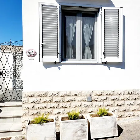 Sweet Home, Apartment *